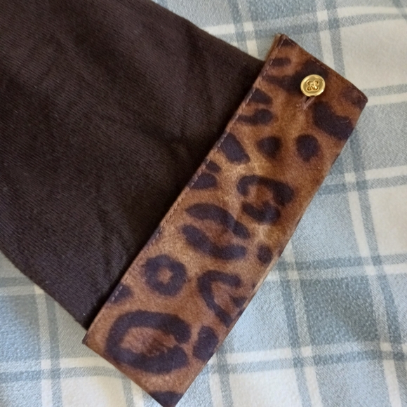 Top with Leopard Print Collar and Cuff Accents - Picture 3 of 6